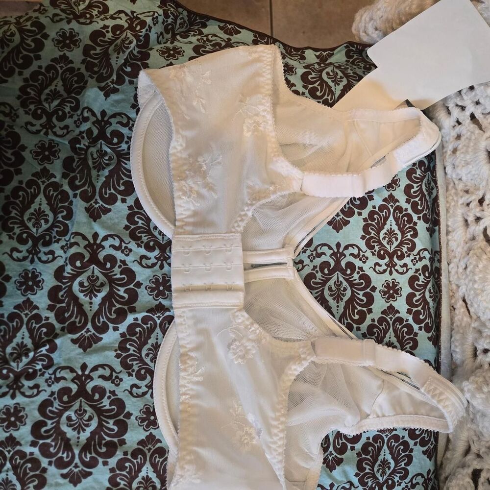 Olga Women's White Bra NWT 40DD